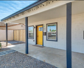 1909 E Cypress St in Phoenix, AZ - Foto de edificio - Building Photo