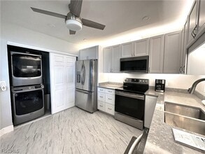 3392 N Key Dr, Unit 7 in North Fort Myers, FL - Foto de edificio - Building Photo