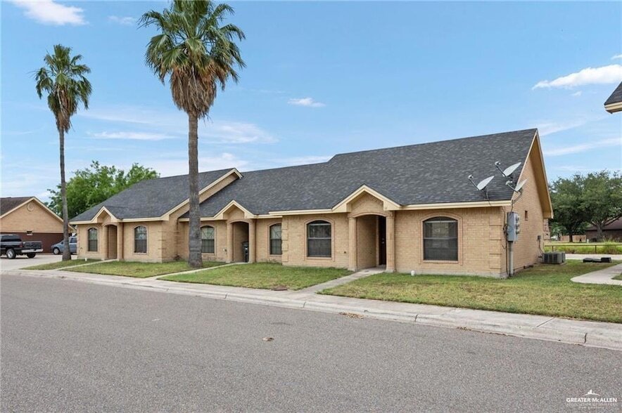 2000 Circle Dr in Mission, TX - Building Photo
