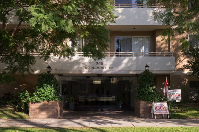 200 N Almont Dr in Beverly Hills, CA - Building Photo - Building Photo