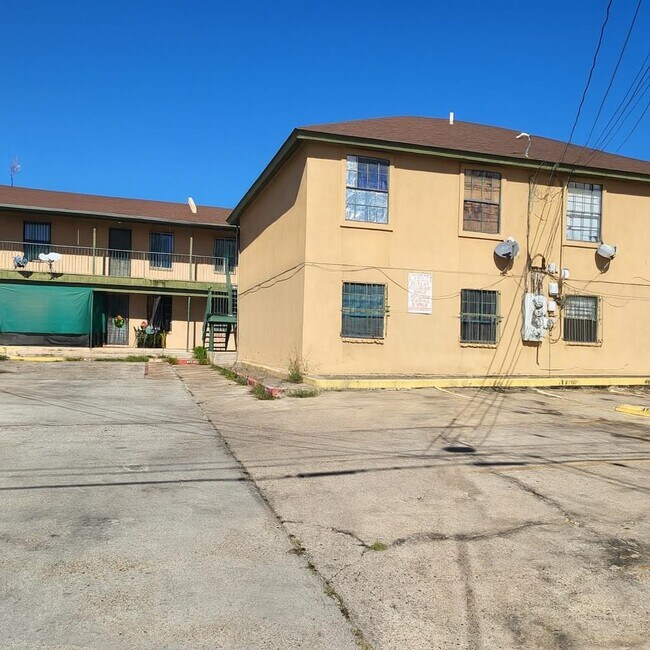 2704 E Kearney St in Laredo, TX - Building Photo - Building Photo