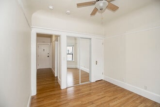 Vue De Lac Apartments in Oakland, CA - Foto de edificio - Building Photo