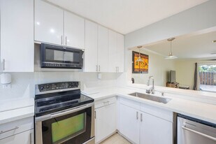 8325 Fairway Rd in Sunrise, FL - Building Photo