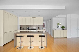 245 W 19th St, Unit PH1 in New York, NY - Foto de edificio - Building Photo