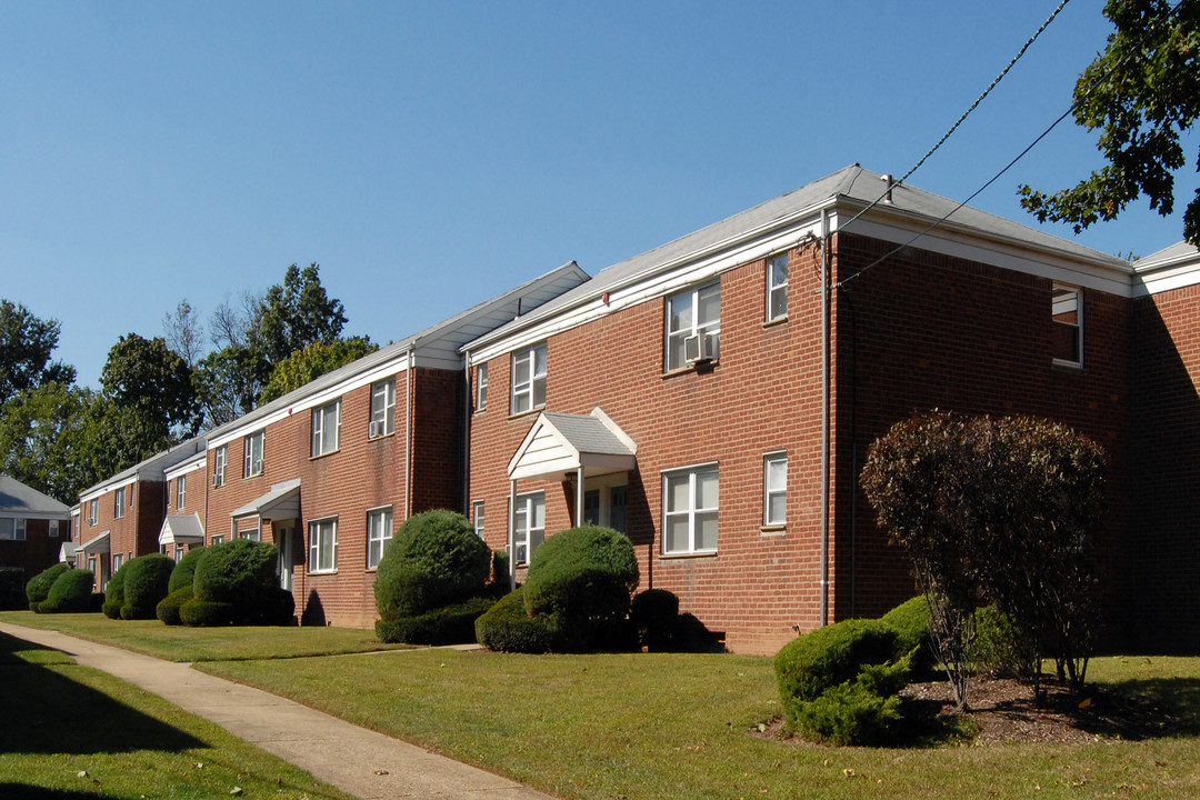 Old Post Road Apartments in Edison, NJ - Building Photo