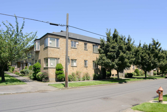 Regal Court Apartment in Portland, OR - Building Photo - Building Photo