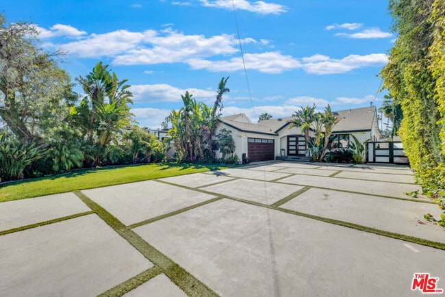 22742 Sylvan St in Los Angeles, CA - Building Photo - Building Photo