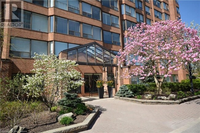 1270 Maple Crossing Blvd in Burlington, ON - Building Photo - Building Photo