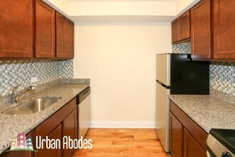 555 W Arlington Pl, Unit A04C in Chicago, IL - Building Photo - Building Photo