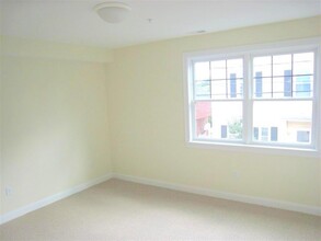 43 Pitman St, Unit 202 in Somerville, MA - Building Photo - Building Photo