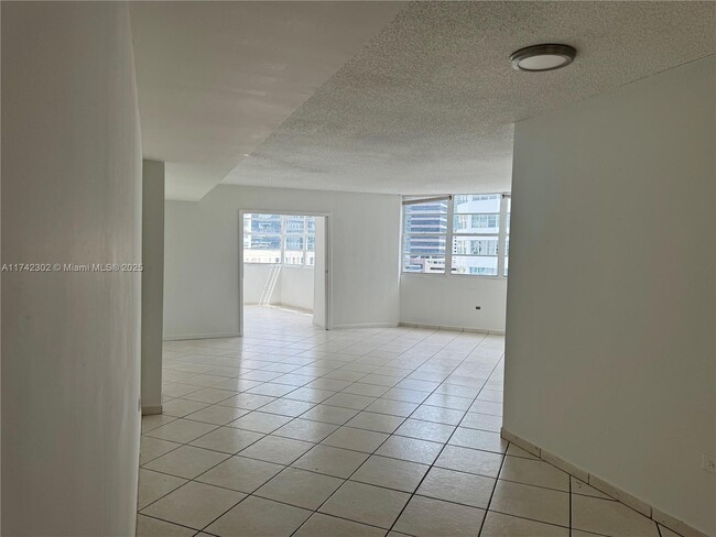 999 Brickell Bay Dr in Miami, FL - Building Photo - Building Photo