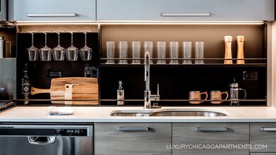 710 W Grand Ave-Unit -809 in Chicago, IL - Building Photo - Building Photo