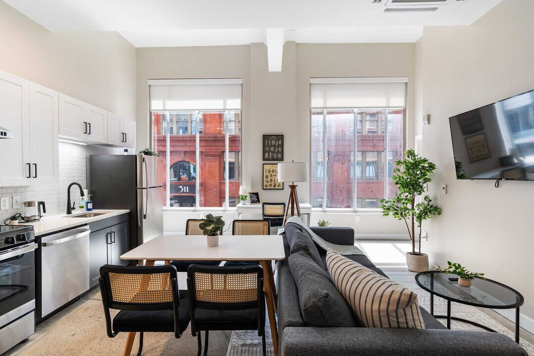 205 W 4th St in Cincinnati, OH - Building Photo