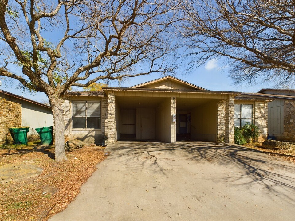 905 Mayfield Dr-Unit -Unit A in Marble Falls, TX - Building Photo