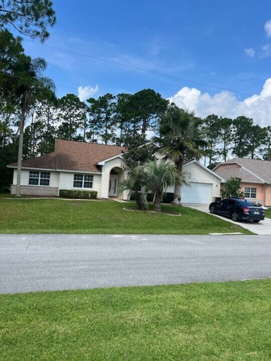 87 Braddock Ln in Palm Coast, FL - Building Photo