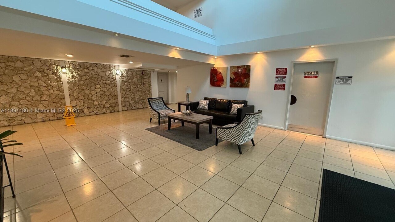 140 Lakeview Dr in Weston, FL - Building Photo