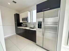 6423 NW 105th Ct in Doral, FL - Building Photo - Building Photo