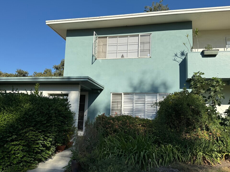5183 Village Grn, Unit 5183 in Los Angeles, CA - Foto de edificio