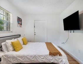 330 N 68th Ave in Hollywood, FL - Building Photo - Building Photo
