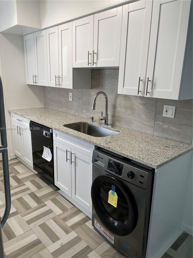 1840 S Treasure Dr in North Bay Village, FL - Building Photo - Building Photo