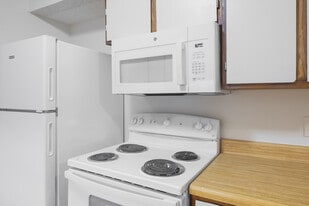 Four Oaks Apartments in Florence, SC - Building Photo