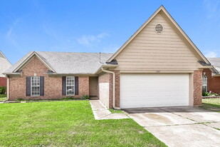 1801 Cherry Creek Dr in Southaven, MS - Building Photo