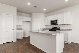 257 Frogmore Lp in Uhland, TX - Foto de edificio - Building Photo