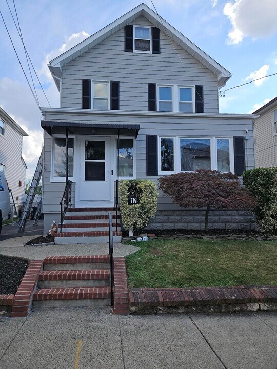 17 Bayliss St in North Arlington, NJ - Building Photo