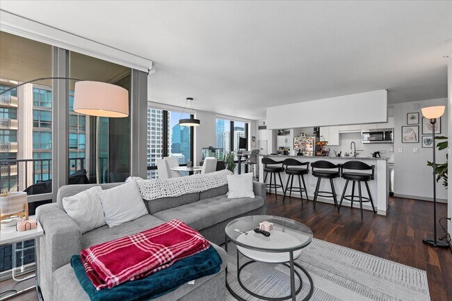 2 E Erie St in Chicago, IL - Building Photo - Building Photo