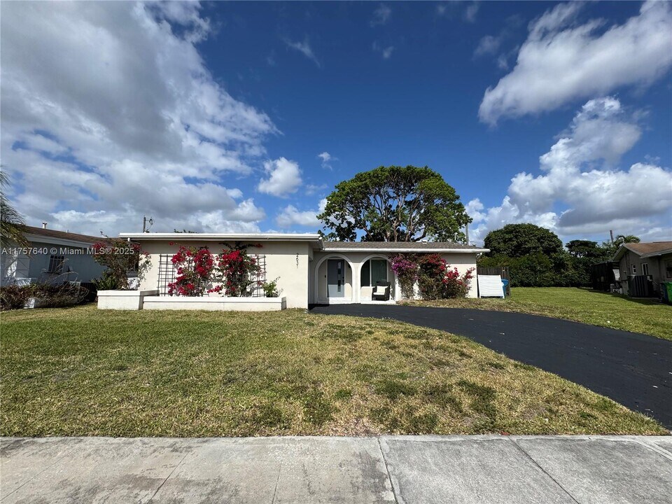 2631 NW 94th Ave in Sunrise, FL - Building Photo