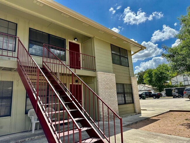 102 Lady Bird Ln in San Marcos, TX - Building Photo - Building Photo