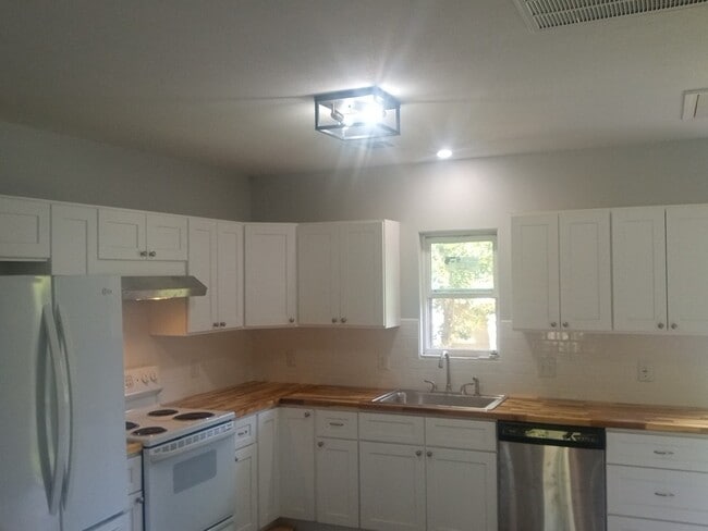 101 Alabama in Daisetta, TX - Building Photo - Building Photo