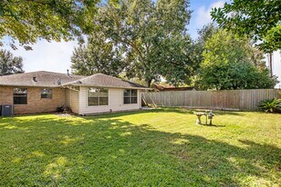 2106 Stonecrest Dr in Houston, TX - Building Photo