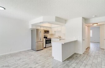 7964 Rim Rock Way in Las Vegas, NV - Building Photo - Building Photo