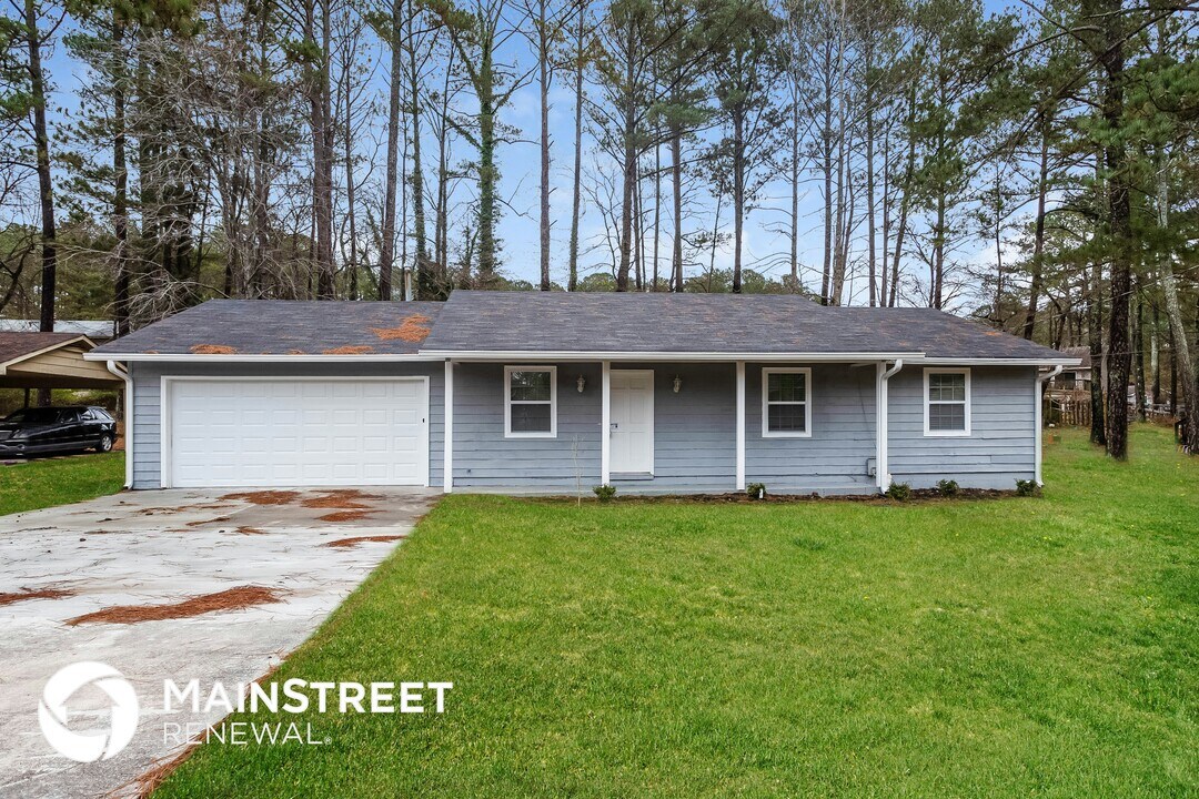 5845 Bearing Way in College Park, GA - Building Photo