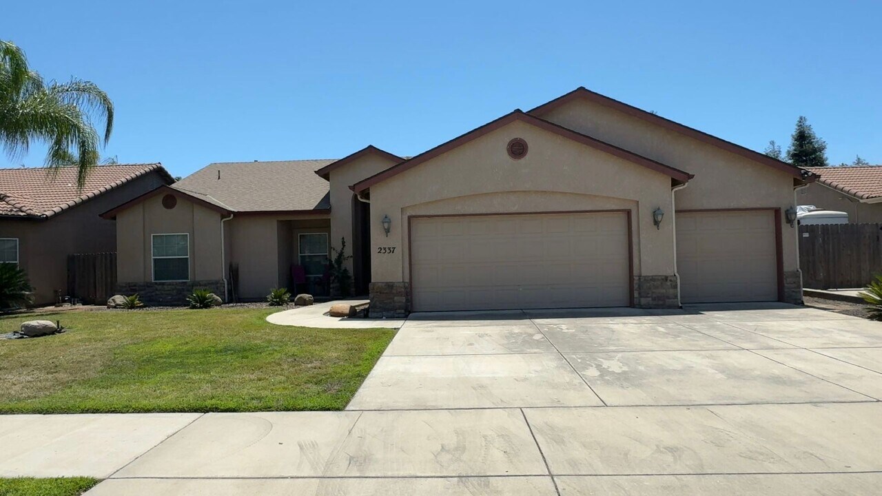 2337 W Wren Ave in Visalia, CA - Building Photo