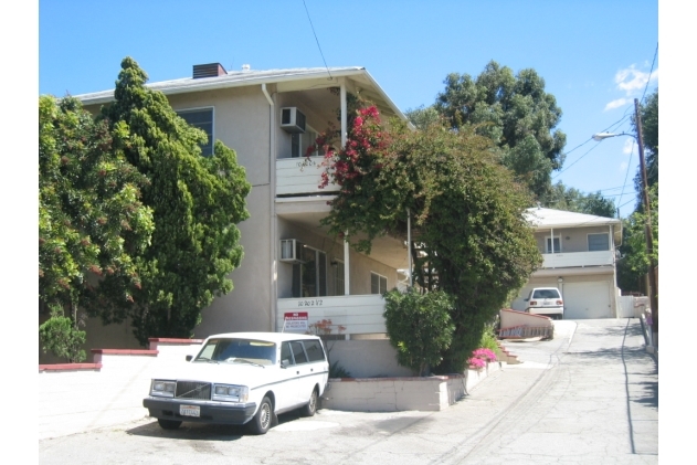 10200-10204 Pinewood Ave in Tujunga, CA - Foto de edificio