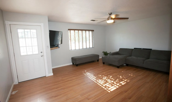 1187 Gladys Way in Hanford, CA - Building Photo - Building Photo