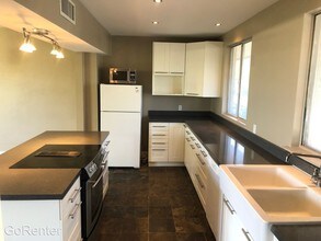 3242 E Camelback Rd-Unit -207 21133626 - Locat in Phoenix, AZ - Building Photo - Building Photo