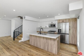 4452 Clinton St in Los Angeles, CA - Building Photo - Building Photo