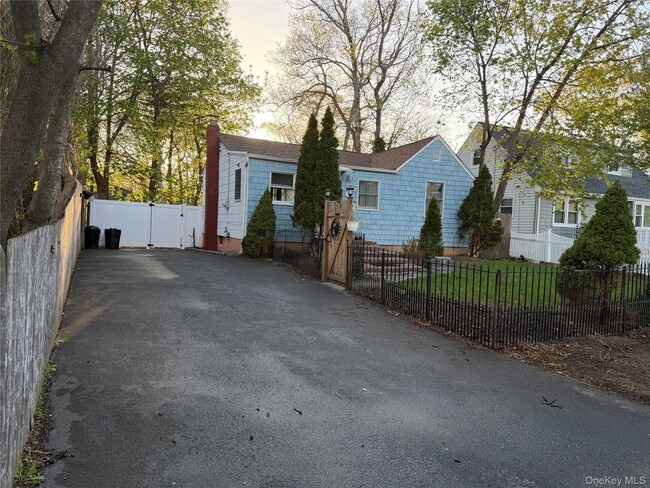 32 Dewey St in Port Jefferson Station, NY - Building Photo - Building Photo