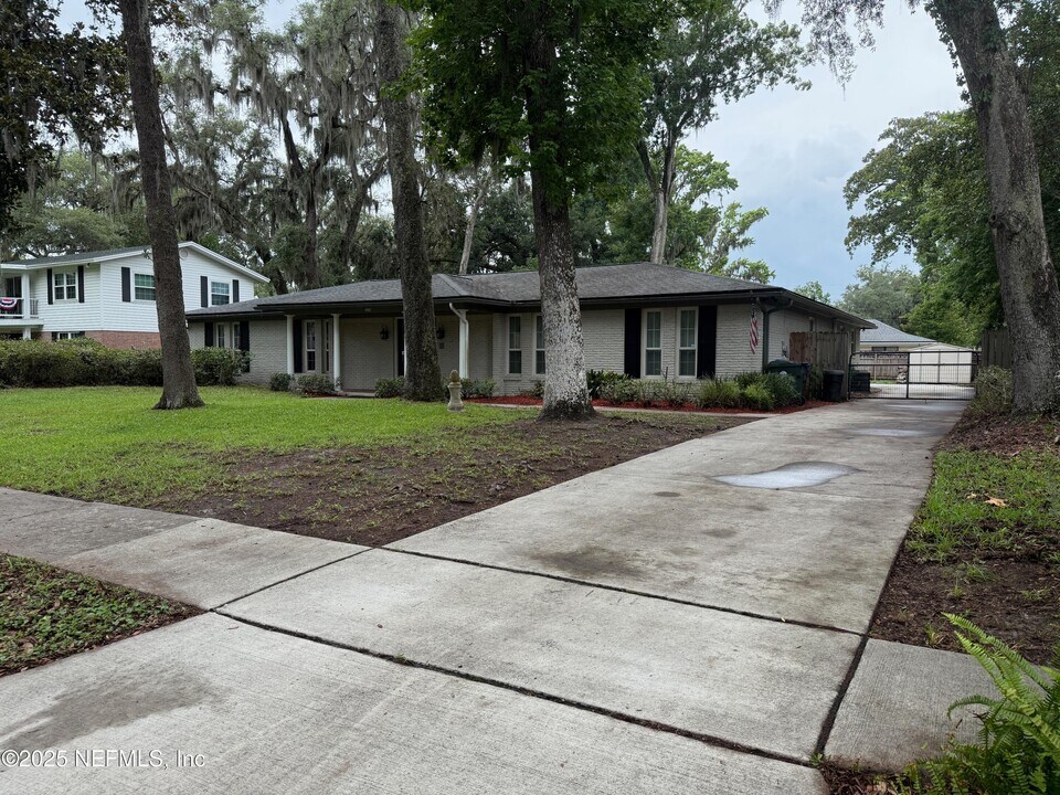 2374 Stafford Dr in Orange Park, FL - Building Photo