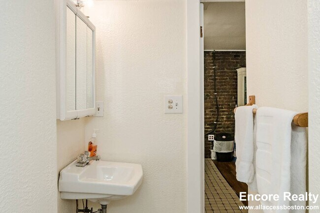 72 Revere St, Unit A in Boston, MA - Building Photo - Building Photo