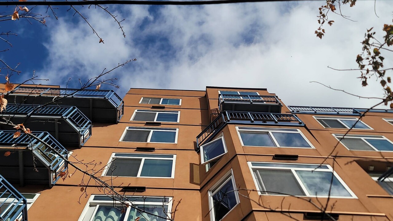 2414 1st Ave, Unit 719 in Seattle, WA - Building Photo