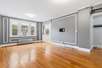 1450 Beacon St, Unit 201 in Brookline, MA - Building Photo - Building Photo
