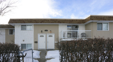 4819 Varsity Dr NW in Calgary, AB - Building Photo - Building Photo