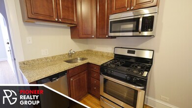 2122 W Ainslie St, Unit 2102-1E in Chicago, IL - Building Photo - Building Photo