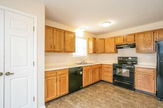 7825 Jaclyn Dr in Indianapolis, IN - Foto de edificio - Building Photo