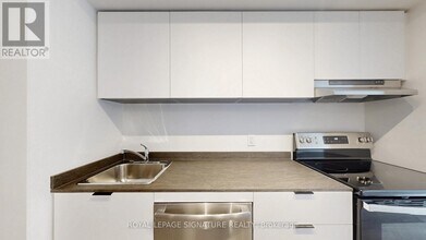 61 Charles St E in Toronto, ON - Building Photo - Building Photo