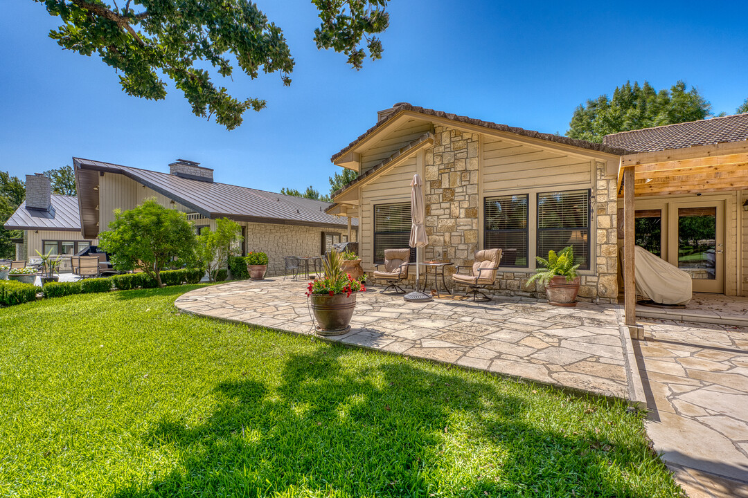 302 Faultline Dr in Horseshoe Bay, TX - Building Photo